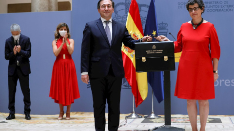 El ministro de Asuntos Exteriores, Unión Europea y Cooperación, José Manuel Albares, recibe la cartera ministerial de manos de su predecesora, Arancha González Laya. El ministro de Asuntos Exteriores, Unión Europea y Cooperación, José Manuel Albares, recibe la cartera ministerial de manos de su predecesora, Arancha González Laya.