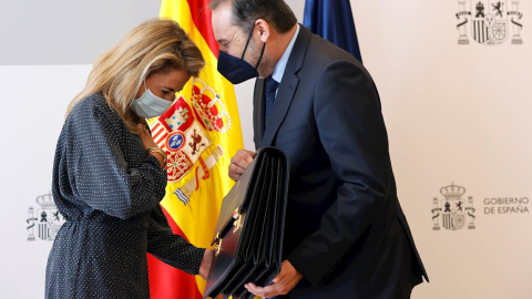 La nueva ministra de Transporte, Movilidad y Agenda Urbana, Raquel Sánchez, asume el cargo y recibe la cartera de manos de su antecesor, José Luis Ábalos. La nueva ministra de Transporte, Movilidad y Agenda Urbana, Raquel Sánchez, asume el cargo y recibe la cartera de manos de su antecesor, José Luis Ábalos.
