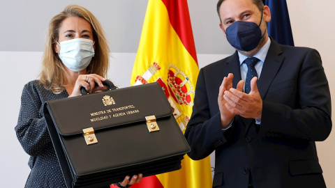La nueva ministra de Transporte, Movilidad y Agenda Urbana, Raquel Sánchez (i), asume el cargo y recibe la cartera de manos de su antecesor, José Luis Ábalos. La nueva ministra de Transporte, Movilidad y Agenda Urbana, Raquel Sánchez (i), asume el cargo y recibe la cartera de manos de su antecesor, José Luis Ábalos.
