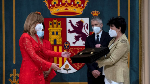 La nueva ministra de Educación y Formación Profesional , Pilar Alegría, recibe la cartera ministerial de manos de su antecesora en el cargo, Isabel Celaá. La nueva ministra de Educación y Formación Profesional , Pilar Alegría, recibe la cartera ministerial de manos de su antecesora en el cargo, Isabel Celaá.