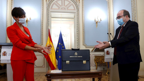 La ministra de Política Territorial, Isabel Rodríguez, recibe la cartera ministerial de su predecesor Miquel Iceta. La ministra de Política Territorial, Isabel Rodríguez, recibe la cartera ministerial de su predecesor Miquel Iceta.