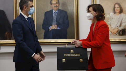 El nuevo ministro de la Presidencia, Relaciones con las Cortes y Memoria Democrática, Félix Bolaños, recibe la cartera ministerial de manos de su antecesora en el cargo, Carmen Calvo. El nuevo ministro de la Presidencia, Relaciones con las Cortes y Memoria Democrática, Félix Bolaños, recibe la cartera ministerial de manos de su antecesora en el cargo, Carmen Calvo.