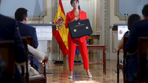La ministra de Política Territorial, Isabel Rodríguez, posa con su nueva cartera tras recibirla de su predecesor Miquel Iceta. La ministra de Política Territorial, Isabel Rodríguez, posa con su nueva cartera tras recibirla de su predecesor Miquel Iceta.
