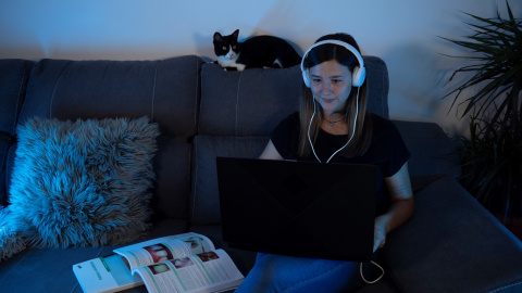 Chica con ordenador Chica con ordenador