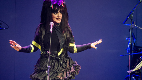 La cantante alemana Nina Hagen actuando en la ópera Komische Oper de Berlín en 2015. La cantante alemana Nina Hagen actuando en la ópera Komische Oper de Berlín en 2015.