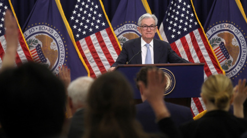 El presidente de la Reserva Federal de EEUU, Jerome Powell, durante la rueda de prensa posterior a la reunión del banco central estadounidense en la que se han subido los tipos de interés hasta una banda de entre el 4,7%5 y el 5%, en la se El presidente de la Reserva Federal de EEUU, Jerome Powell, durante la rueda de prensa posterior a la reunión del banco central estadounidense en la que se han subido los tipos de interés hasta una banda de entre el 4,7%5 y el 5%, en la se