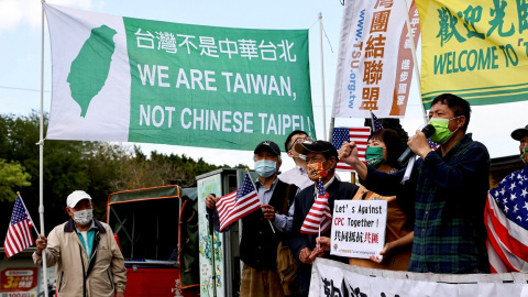 Concentración de independentistas taiwaneses en el aeropuerto para dar la bienvenida a la delegación de altos funcionarios estadounidenses enviados por Washington, en Taipei. REUTERS/Ann Wang