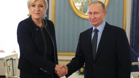 El presidente ruso, Vladimir Putin, se reúne con la candidata presidencial francesa del partido de extrema derecha Frente Nacional (FN), Marine Le Pen, en el Kremlin de Moscú el 24 de marzo de 2017. El presidente ruso, Vladimir Putin, se reúne con la candidata presidencial francesa del partido de extrema derecha Frente Nacional (FN), Marine Le Pen, en el Kremlin de Moscú el 24 de marzo de 2017.