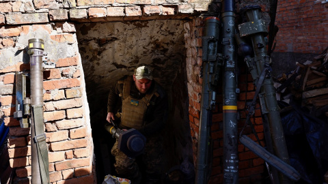 Un militar con un sistema portátil de misiles antiaéreos en medio del ataque de Rusia a Ucrania, a 23 de marzo de 2023. Un militar con un sistema portátil de misiles antiaéreos en medio del ataque de Rusia a Ucrania, a 23 de marzo de 2023.