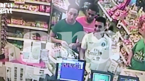 La cámara de una gasolinera grabó a los terroristas comprando antes de atacar La cámara de una gasolinera grabó a los terroristas comprando antes de atacar