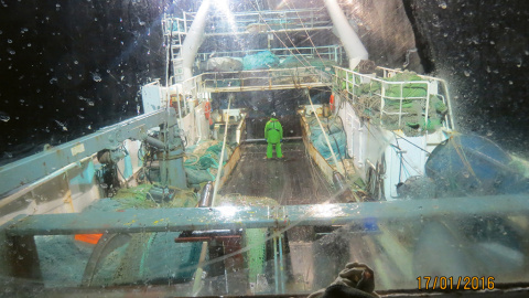 30/1/23 Trabajo nocturno a bordo del arrastrero ‘Faro Picamillo’ en el caladero del Gran Sol alrededor de 2010. 30/1/23 Trabajo nocturno a bordo del arrastrero ‘Faro Picamillo’ en el caladero del Gran Sol alrededor de 2010.