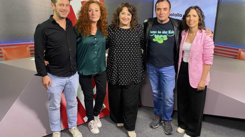 De izquierda a derecha, Sato Díaz, Cristina Fallarás, Virginia Pérez Alonso, David Torres y Marta Nebot, antes del debate. De izquierda a derecha, Sato Díaz, Cristina Fallarás, Virginia Pérez Alonso, David Torres y Marta Nebot, antes del debate.