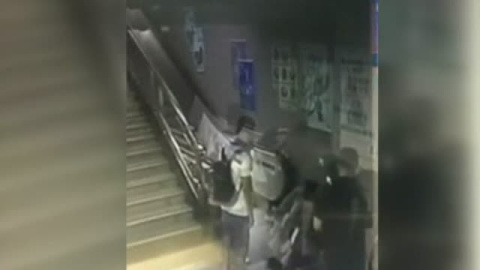 Una mujer china se cae por un agujero del metro Una mujer china se cae por un agujero del metro
