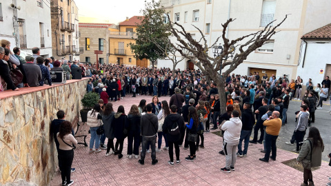 24/03/2023 - Concentració a la plaça major de Garcia contra el feminicidi d'una veÏna. 24/03/2023 - Concentració a la plaça major de Garcia contra el feminicidi d'una veÏna.
