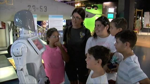 Ada, el primer robot humanoide de España trabaja como guía en el Museo Elder Ada, el primer robot humanoide de España trabaja como guía en el Museo Elder