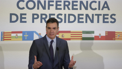 El presidente del Gobierno, Pedro Sánchez, durante su intervención en la reunión de la XXVI Conferencia de Presidentes se celebra este domingo en el Museo Arqueológico Benahoarita, en la localidad de Los Llanos de Aridane El presidente del Gobierno, Pedro Sánchez, durante su intervención en la reunión de la XXVI Conferencia de Presidentes se celebra este domingo en el Museo Arqueológico Benahoarita, en la localidad de Los Llanos de Aridane