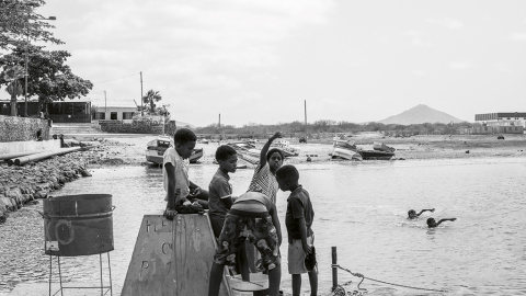 27/3/23 Un grupo de chicos y chicas en la playa y el muelle de Santamaría (Santa María).| Alba Díaz. 27/3/23 Un grupo de chicos y chicas en la playa y el muelle de Santamaría (Santa María).| Alba Díaz.