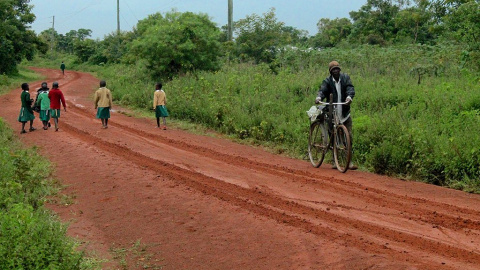 14/3/22 Un grupo de niños camina a la salida del colegio en una de las aldeas de Busia, en Kenya 14/3/22 Un grupo de niños camina a la salida del colegio en una de las aldeas de Busia, en Kenya
