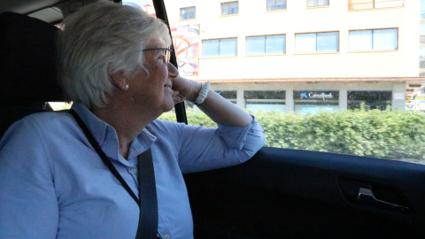 L'eurodiputada Clara Ponsatí viatja en cotxe després de creuar la frontera des de Perpinyà. L'eurodiputada Clara Ponsatí viatja en cotxe després de creuar la frontera des de Perpinyà.