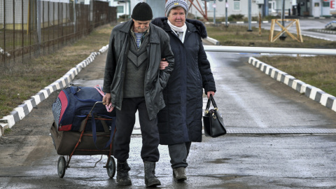 Refugiados de Mariupol cruzan la frontera de Ucrania y Rusia en el cruce fronterizo Veselo-Voznesenka en la región de Rostov, Rusia, el 7 de marzo de 2022. Refugiados de Mariupol cruzan la frontera de Ucrania y Rusia en el cruce fronterizo Veselo-Voznesenka en la región de Rostov, Rusia, el 7 de marzo de 2022.