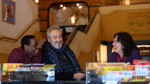 Micheal Ward, el cineasta Sam Mendes y Olivia Colman, durante el rodaje de la película 'El imperio de la luz' Micheal Ward, el cineasta Sam Mendes y Olivia Colman, durante el rodaje de la película 'El imperio de la luz'