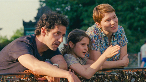 Melvil Popupaud, la pequeña Camille Leban Martins y Léa Seydoux, en una escena de la película. Melvil Popupaud, la pequeña Camille Leban Martins y Léa Seydoux, en una escena de la película.