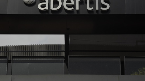 El logo de la concesionaria de infraestructuras Abertis, en su sede de Barcelona.