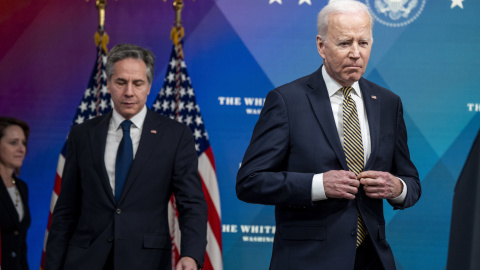 El presidente estadounidense, Joe Biden, llega con el secretario de Estado, Antony Blinken (izquierda), para firmar una delegación de autoridad por 800 millones de dólares estadounidenses en asistencia militar a Ucrania durante una ceremoni El presidente estadounidense, Joe Biden, llega con el secretario de Estado, Antony Blinken (izquierda), para firmar una delegación de autoridad por 800 millones de dólares estadounidenses en asistencia militar a Ucrania durante una ceremoni