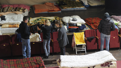 Refugiados de diferentes lugares de Ucrania en lugares para dormir preparados para ellos en uno de los teatros de la ciudad de Lviv, en el oeste de Ucrania, el 16 de marzo de 2022. Refugiados de diferentes lugares de Ucrania en lugares para dormir preparados para ellos en uno de los teatros de la ciudad de Lviv, en el oeste de Ucrania, el 16 de marzo de 2022.