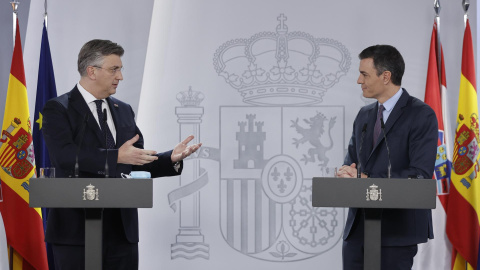 El presidente del Gobierno, Pedro Sánchez (d) y el primer ministro de la República de Croacia, Andrej Plenković (i) durante la rueda de prensa tras su encuentro en el Palacio de la Moncloa este miércoles. El presidente del Gobierno, Pedro Sánchez (d) y el primer ministro de la República de Croacia, Andrej Plenković (i) durante la rueda de prensa tras su encuentro en el Palacio de la Moncloa este miércoles.