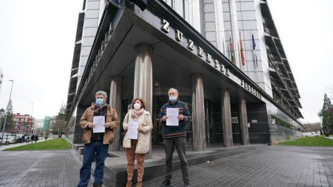 (20/01/2022) Los tres diputados de Podemos Ahal Dugu en los Juzgados de Gasteiz al presentar la querella contra Martín Villa. (20/01/2022) Los tres diputados de Podemos Ahal Dugu en los Juzgados de Gasteiz al presentar la querella contra Martín Villa.