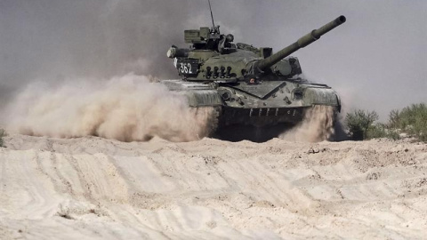 Vista de un tanque durante un entrenamiento militar en el centro 'Desna', cerca de Kiev, Ucrania. Miembros de la Organización para la Seguridad y la Cooperación en Europa (OSCE) visitan Ucrania dentro del marco de una observación internacio Vista de un tanque durante un entrenamiento militar en el centro 'Desna', cerca de Kiev, Ucrania. Miembros de la Organización para la Seguridad y la Cooperación en Europa (OSCE) visitan Ucrania dentro del marco de una observación internacio