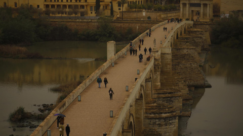 16/03/2022-Vista del Puente Romano de Córdoba este miércoles cubierto por el barro que ha dejado la calima 16/03/2022-Vista del Puente Romano de Córdoba este miércoles cubierto por el barro que ha dejado la calima