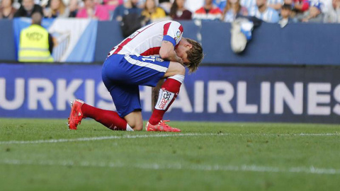El delantero del Atlético de Madrid Fernando Torres, tras fallar una ocasión de gol. EFE El delantero del Atlético de Madrid Fernando Torres, tras fallar una ocasión de gol. EFE