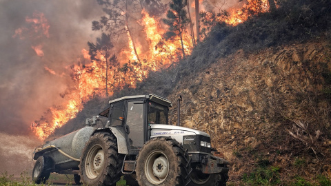 Un tractor en el incendio de los concejos de Valdes y Tineo, en Asturias. E.P./Xuan Cueto Un tractor en el incendio de los concejos de Valdes y Tineo, en Asturias. E.P./Xuan Cueto
