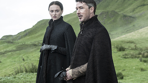 Meñique junto a Sansa Stark. Meñique junto a Sansa Stark.