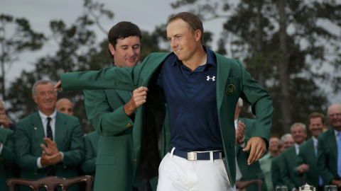 Bubba Watson le pone la chaqueta verde de campeón del Masters de Augusta a Jordan Spieth. /REUTERS Bubba Watson le pone la chaqueta verde de campeón del Masters de Augusta a Jordan Spieth. /REUTERS