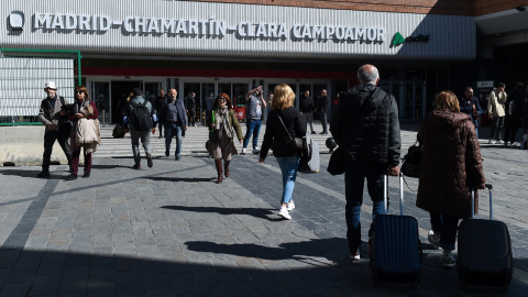 01/04/2023. Un grupo de personas a la entrada de la estación Chamartín-Clara Campoamor, a 27 de marzo de 2023. 01/04/2023. Un grupo de personas a la entrada de la estación Chamartín-Clara Campoamor, a 27 de marzo de 2023.