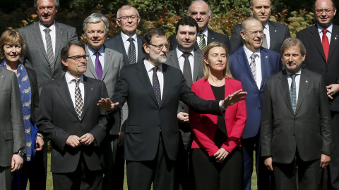 El presidente del Gobierno, Mariano Rajoy, en la foto de familia de los participantes en la cumbre de Barcelona. REUTERS/Albert Gea