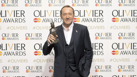 El actor Kevin Spacey ganador en los Premios Oliver en la Royal Opera House, Londres./ FE/EPA-HANNAH MCKAY El actor Kevin Spacey ganador en los Premios Oliver en la Royal Opera House, Londres./ FE/EPA-HANNAH MCKAY