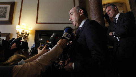 El ministro de Economía, Luis de Guindos, atiende a los periodistas antes de su participación en un almuerzo-coloquio organizado por el Círculo Ecuestre. EFE/Marta Pérez