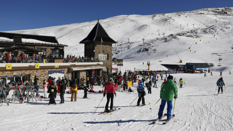 Ambiente en la estación de Sierra Nevada durante el pasado Puente de la Constitución, en Granada. E.P./Álex Cámara Ambiente en la estación de Sierra Nevada durante el pasado Puente de la Constitución, en Granada. E.P./Álex Cámara
