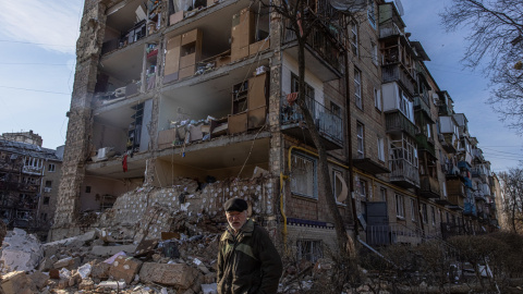 Un hombre camina este viernes por delante de un edificio residencial dañado por un bombardeo en el distrito de Podilskyi en Kiev, Ucrania. Un hombre camina este viernes por delante de un edificio residencial dañado por un bombardeo en el distrito de Podilskyi en Kiev, Ucrania.