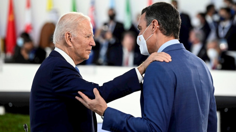 30/10/2021 Sánchez conversa con el presidente de los Estados Unidos, Joe Biden, durante la sesión plenaria de la cumbre de líderes del G20 en Roma 30/10/2021 Sánchez conversa con el presidente de los Estados Unidos, Joe Biden, durante la sesión plenaria de la cumbre de líderes del G20 en Roma
