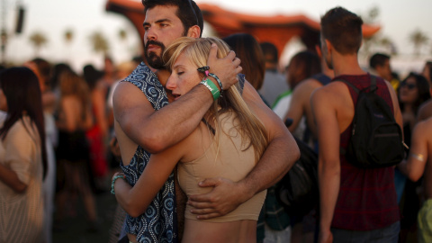 Una pareja se abraza mientras escucha a Hozier