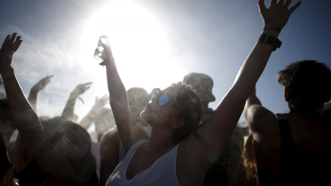 La gente se refresca debido al calor