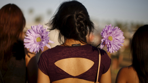 Una mujer y sus dos flores