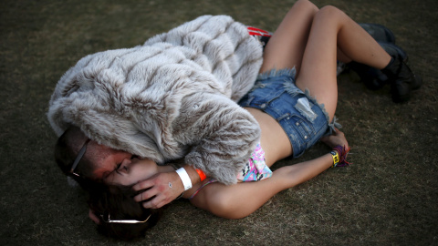 Una pareja hace honor al día internacional de los besos