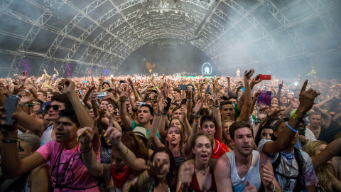 El público, gozando la actuación de Guetta.