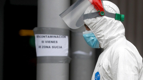 Un trabajador, con el traje de protección. / EFE Un trabajador, con el traje de protección. / EFE
